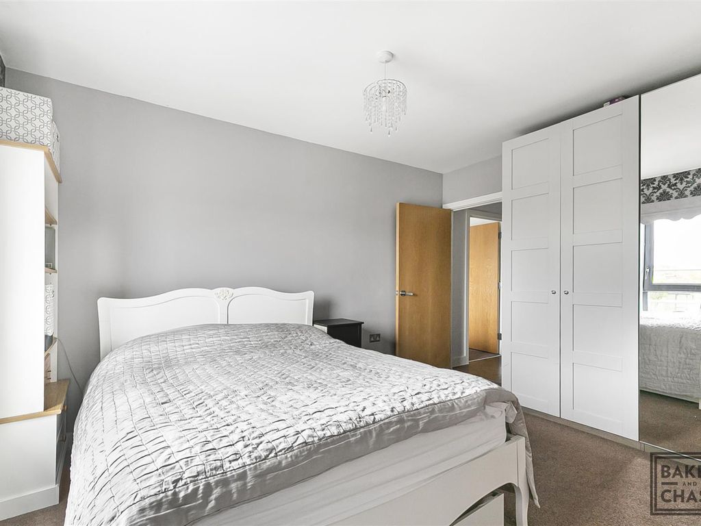 3 bed flat for sale in Baker Street, Enfield EN1, £400,000