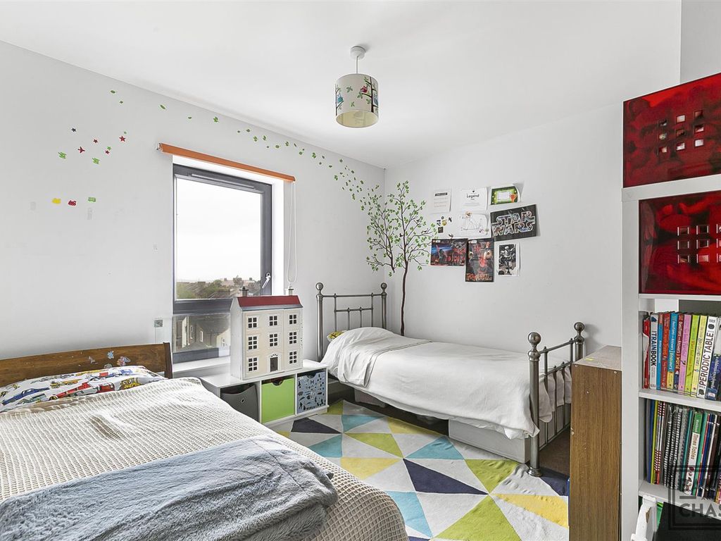 3 bed flat for sale in Baker Street, Enfield EN1, £400,000
