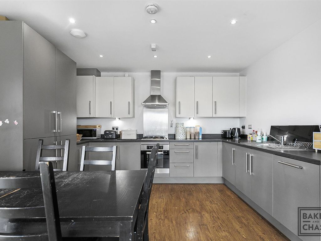 3 bed flat for sale in Baker Street, Enfield EN1, £400,000