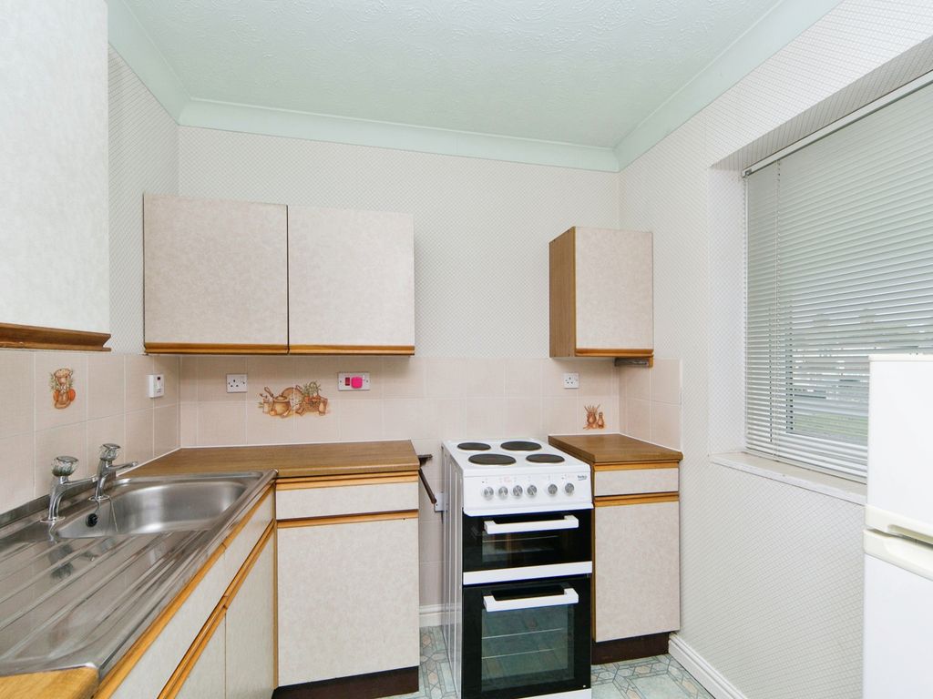 1 bed flat for sale in Gloddaeth Avenue, Llandudno, Conwy LL30, £80,000