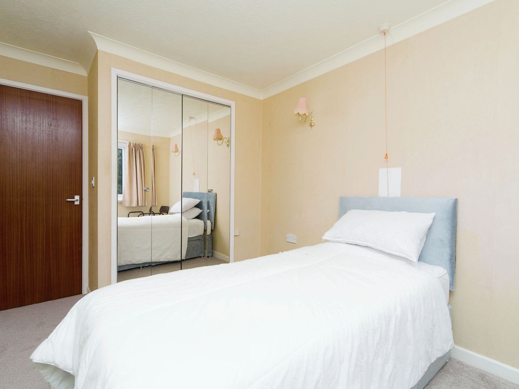 1 bed flat for sale in Gloddaeth Avenue, Llandudno, Conwy LL30, £80,000