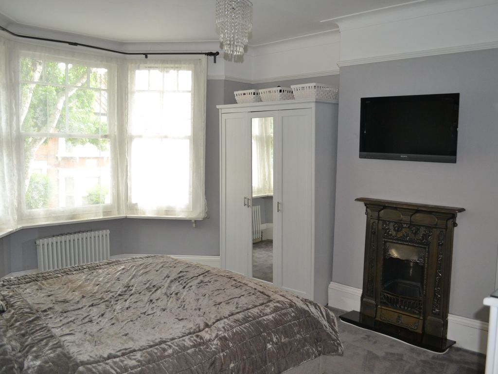 3 bed terraced house to rent in Beech Hall Road, London E4, £2,000 pcm