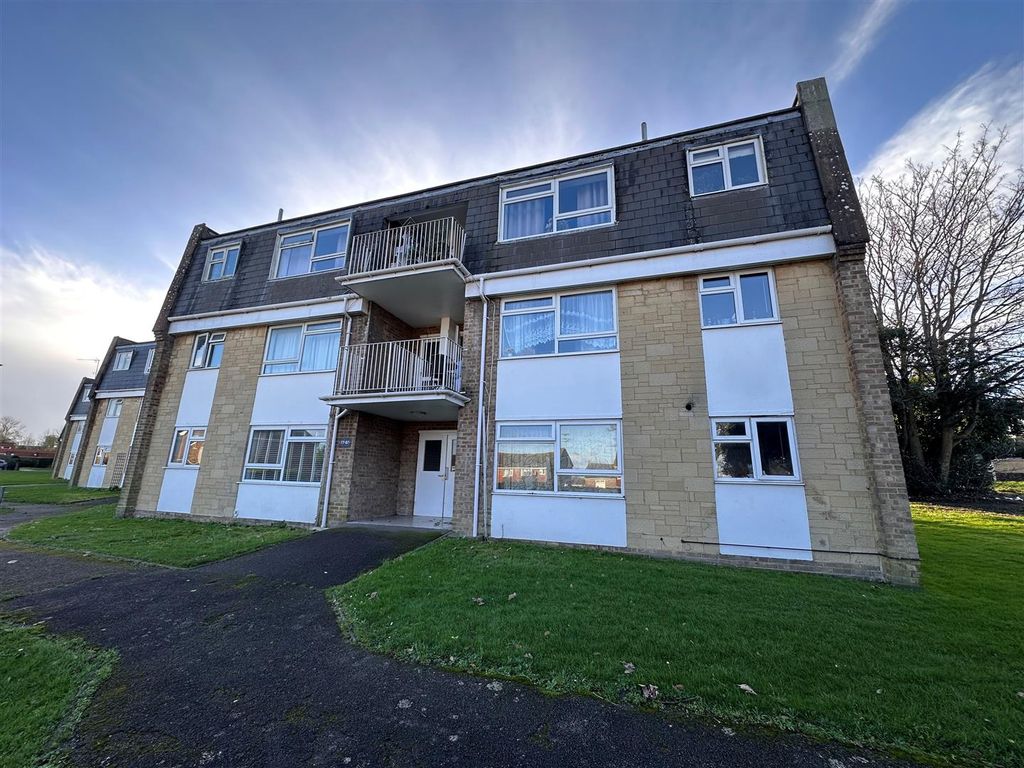 2 bed flat for sale in Manton Road, Hamworthy, Poole BH15, £199,950