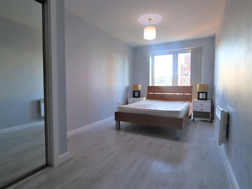 1 bed flat to rent in Suffolk Street Queensway, Birmingham B1, £925 pcm