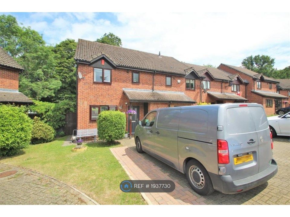 3 bed semi-detached house to rent in Birchwood Close, High Wycombe HP12, £1,950 pcm