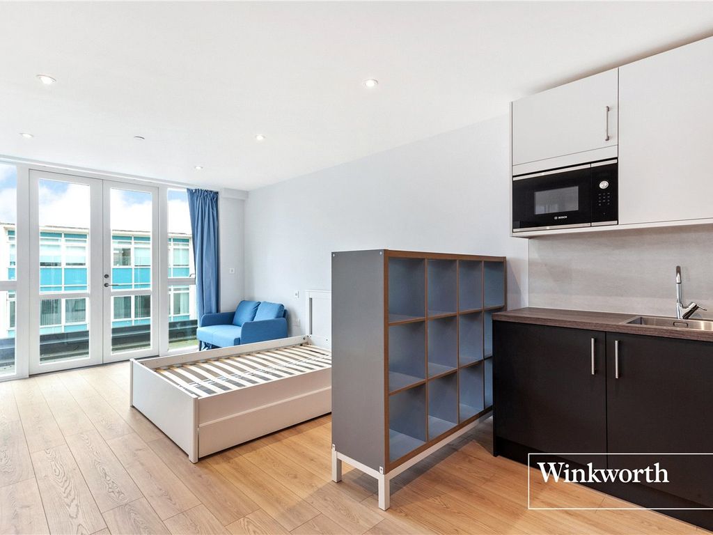 Studio to rent in Shakespeare Road, Finchley, London N3, £1,450 pcm