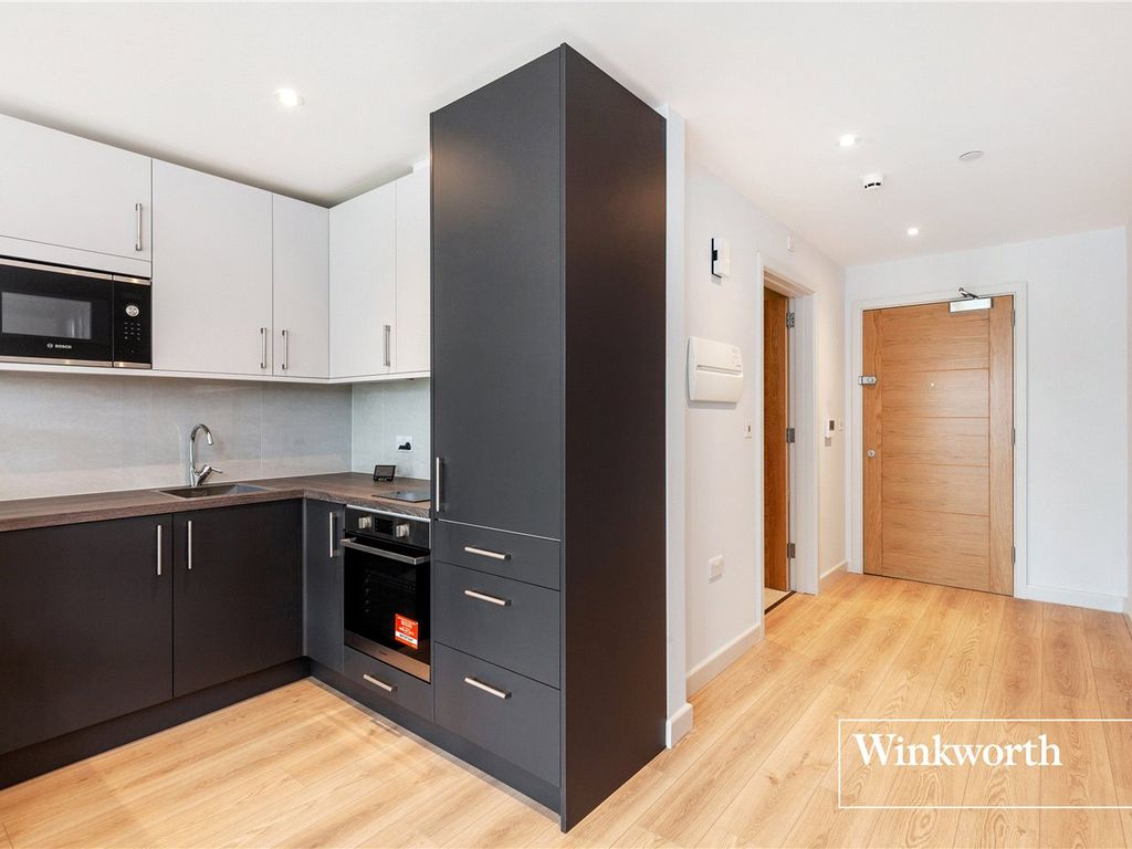 Studio to rent in Shakespeare Road, Finchley, London N3, £1,450 pcm