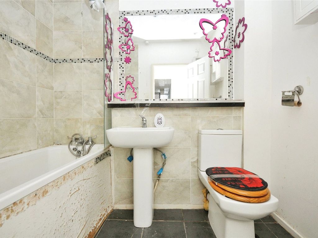 1 bed flat for sale in Cumberland Place, London SE6, £130,000