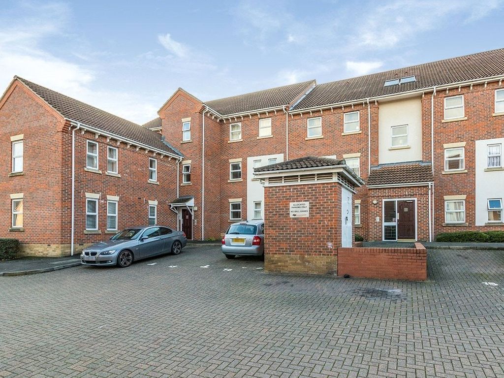2 bed flat to rent in Mary Court, Chatham, Kent ME4, £1,150 pcm