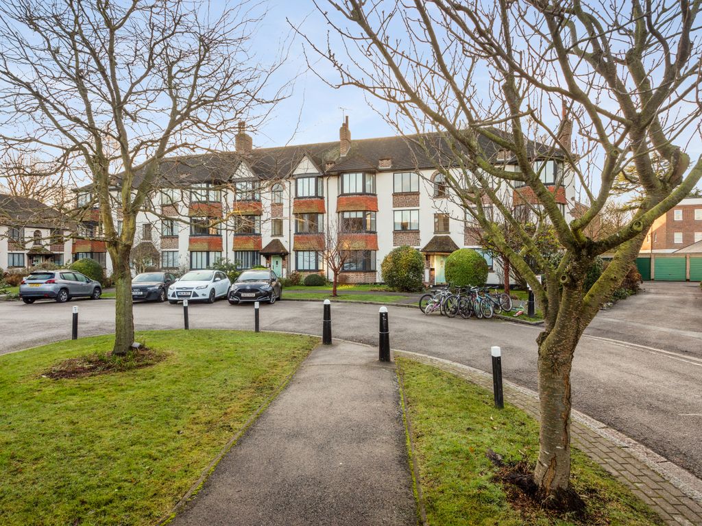 2 bed flat for sale in Forest Court, London E11, £495,000