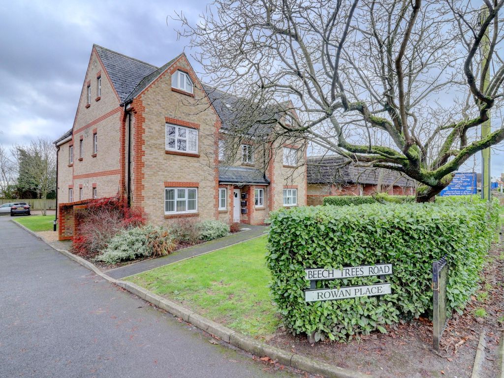 2 bed flat for sale in Beech Trees Road, High Wycombe HP12, £260,000