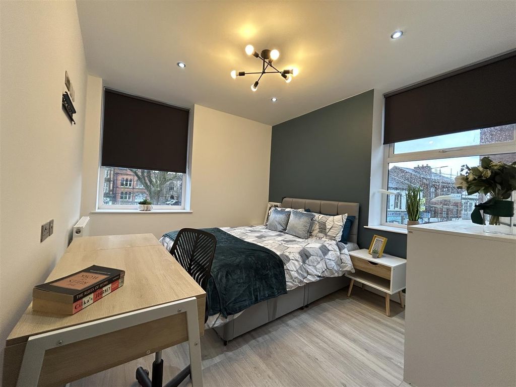 Room to rent in St. Michael Sq., Ashton-Under-Lyne OL6, £850 pcm