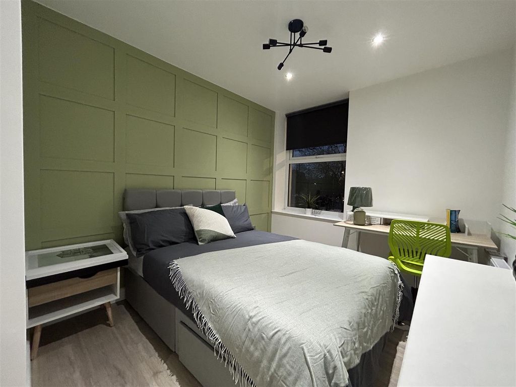 Room to rent in St. Michael Sq., Ashton-Under-Lyne OL6, £850 pcm