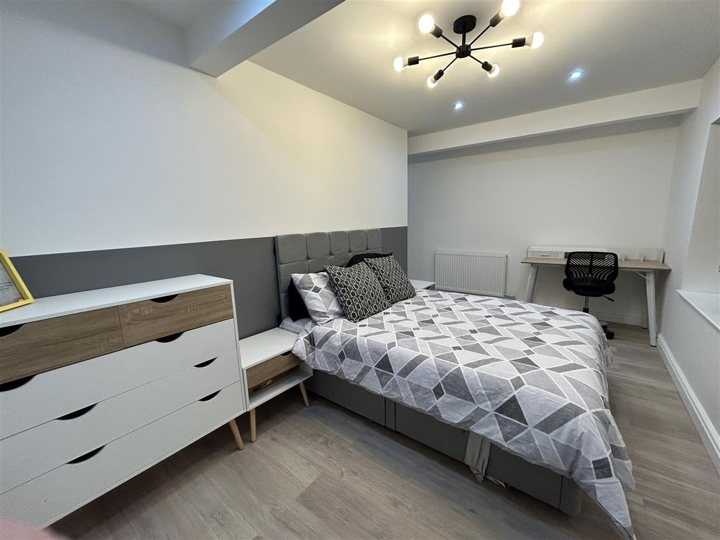 Room to rent in St. Michael Sq., Ashton-Under-Lyne OL6, £800 pcm