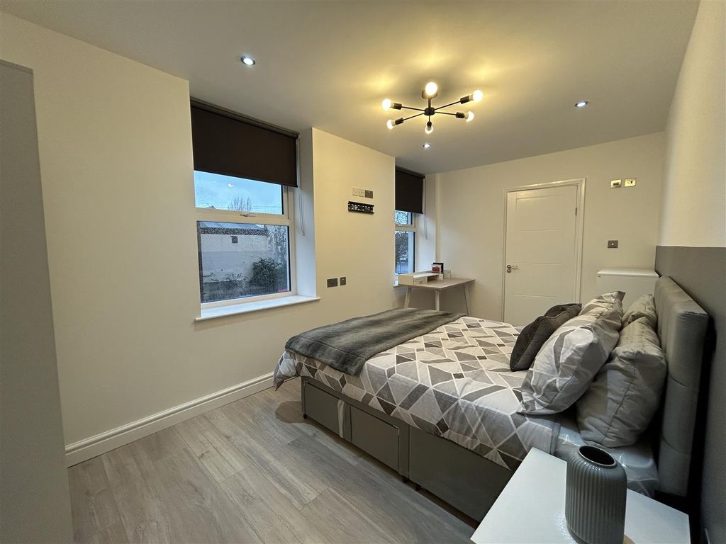 Room to rent in St. Michael Sq., Ashton-Under-Lyne OL6, £800 pcm