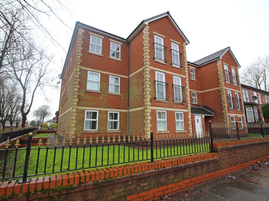 2 bed flat to rent in Walmersley Road, Bury BL9, £750 pcm