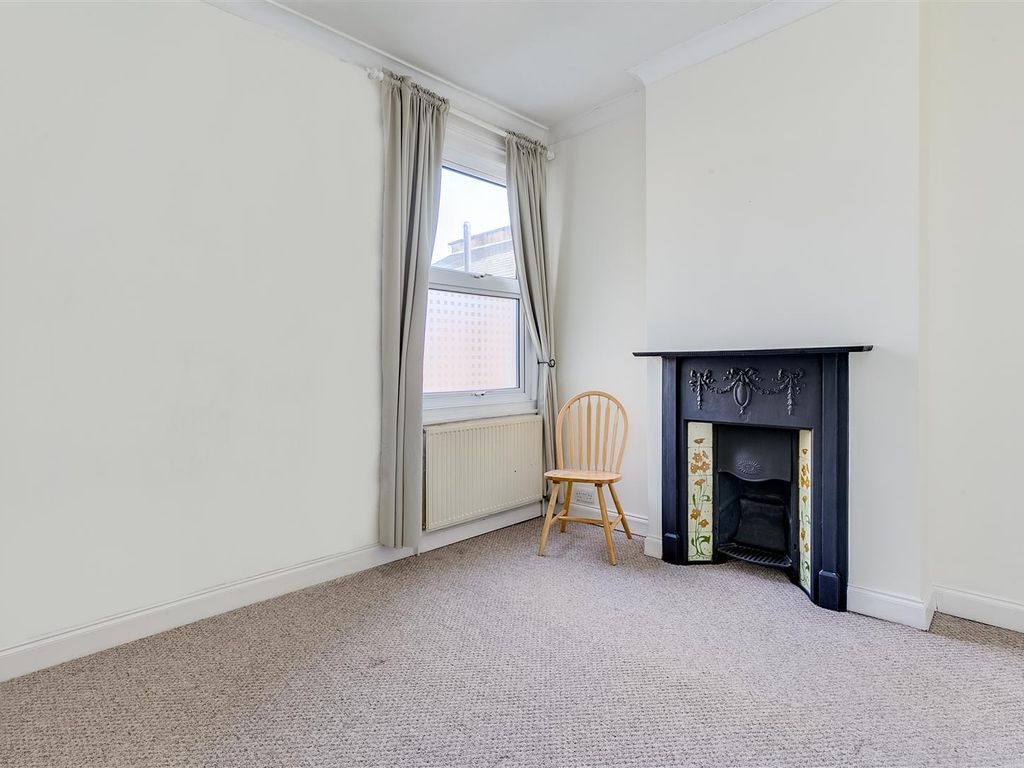 2 bed flat to rent in Larden Road, London W3, £1,895 pcm
