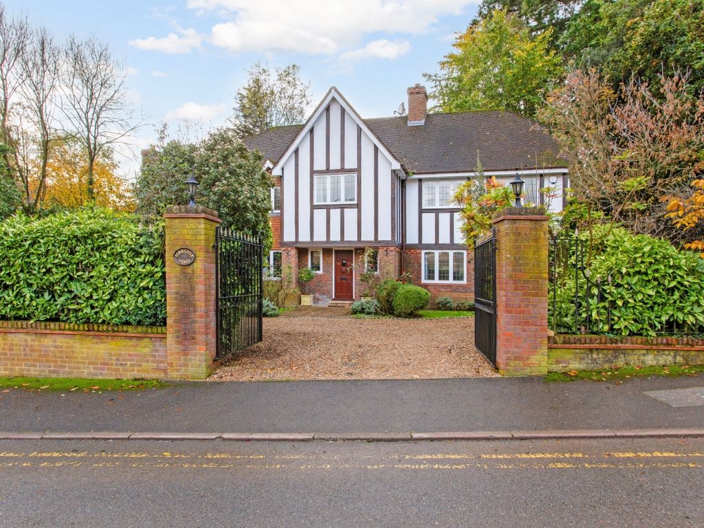 5 bed detached house to rent in South Park Drive, Gerrards Cross SL9, £4,800 pcm