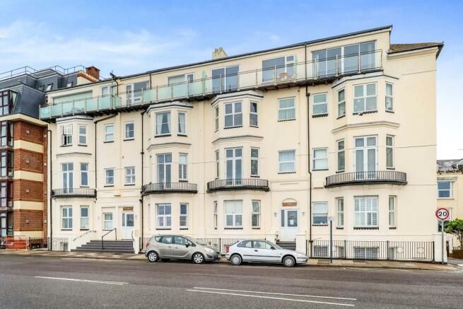 2 bed flat to rent in South Parade, Southsea PO4, £1,250 pcm