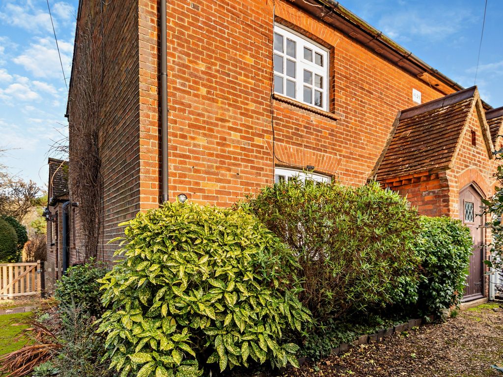 2 bed cottage for sale in Chenies, Chorleywood WD3, £575,000