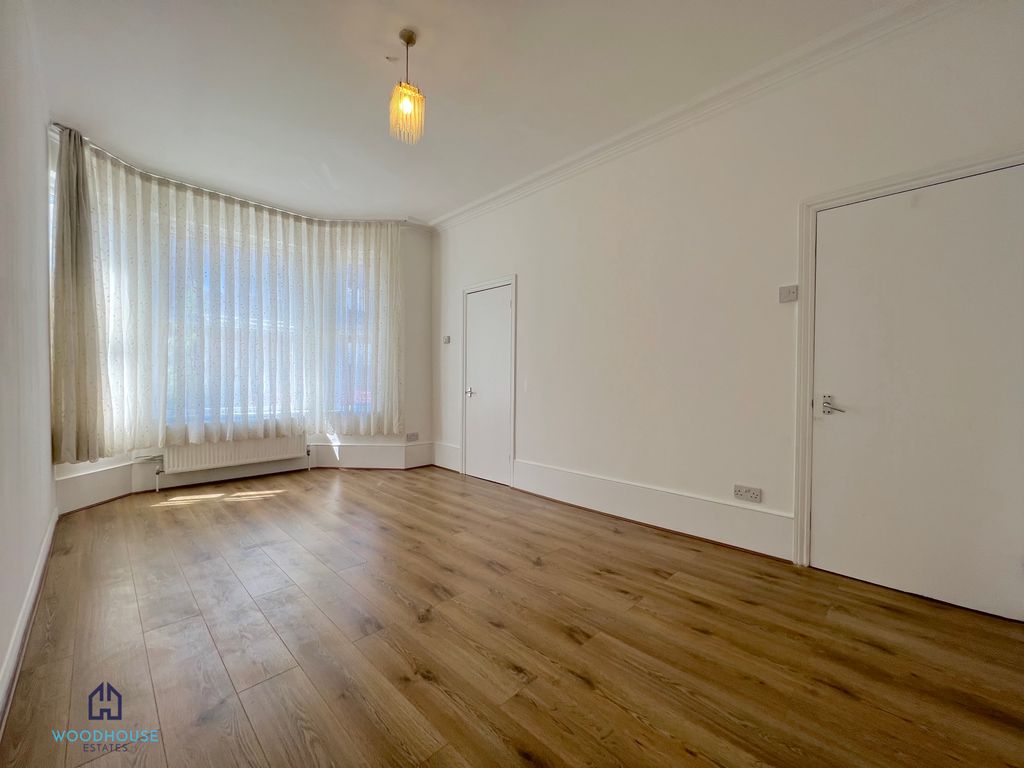 2 bed flat to rent in Victoria Road, Barnet EN4, £1,512 pcm