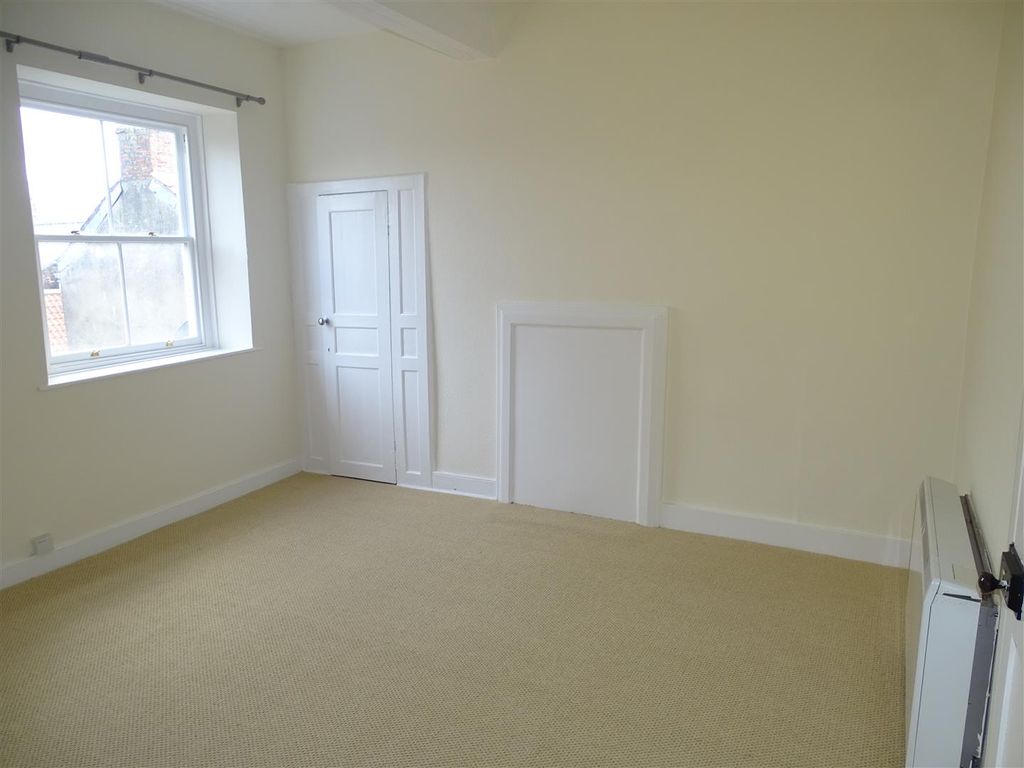2 bed flat to rent in A Market Place North, Ripon, North Yorkshire HG4, £750 pcm