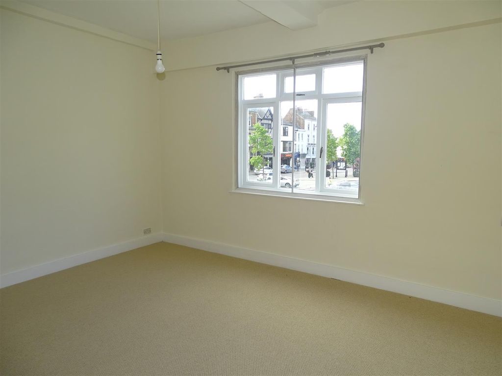 2 bed flat to rent in A Market Place North, Ripon, North Yorkshire HG4, £750 pcm