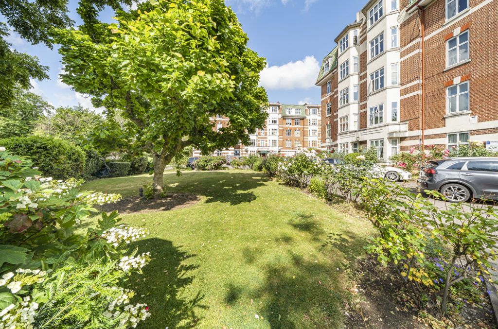 2 bed flat for sale in Haven Green Court, Haven Green, Ealing W5, £675,000