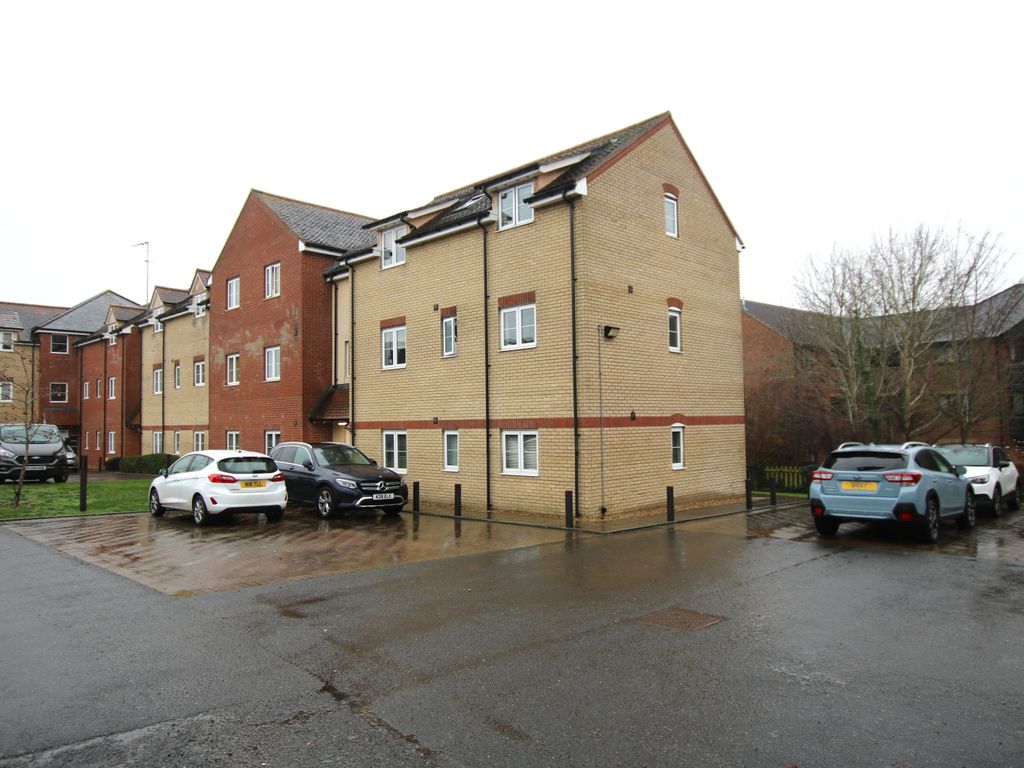 2 bed flat for sale in Haslers Lane, Dunmow CM6, £200,000