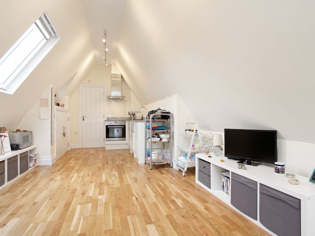 Studio to rent in Hatch Lane, Windsor SL4, £950 pcm