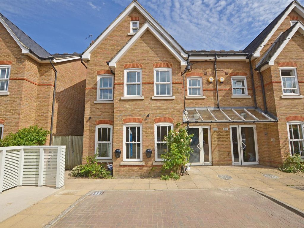 2 bed flat to rent in Claremont Road, Teddington TW11, £2,050 pcm