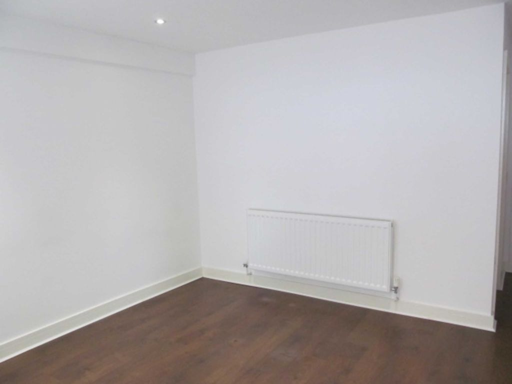 1 bed flat to rent in High Street, Barry CF62, £775 pcm