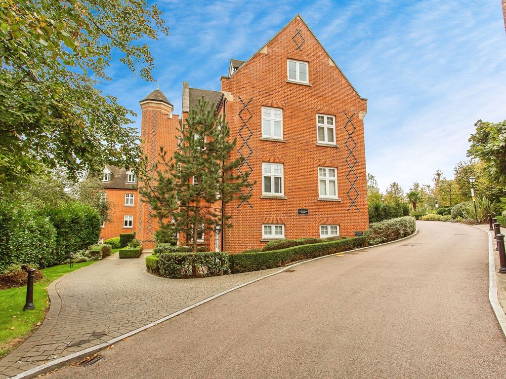 2 bed flat for sale in The Galleries, Warley, Brentwood CM14, £400,000