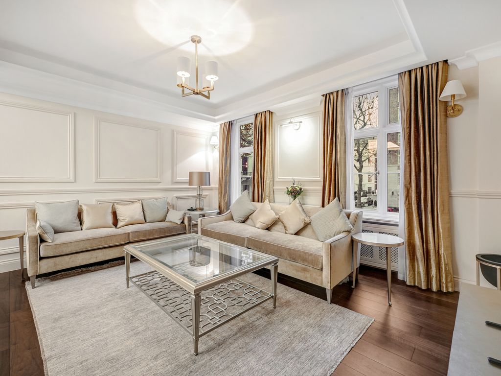 1 bed flat for sale in Chesterfield House, Chesterfield Gardens W1J, £1,695,000