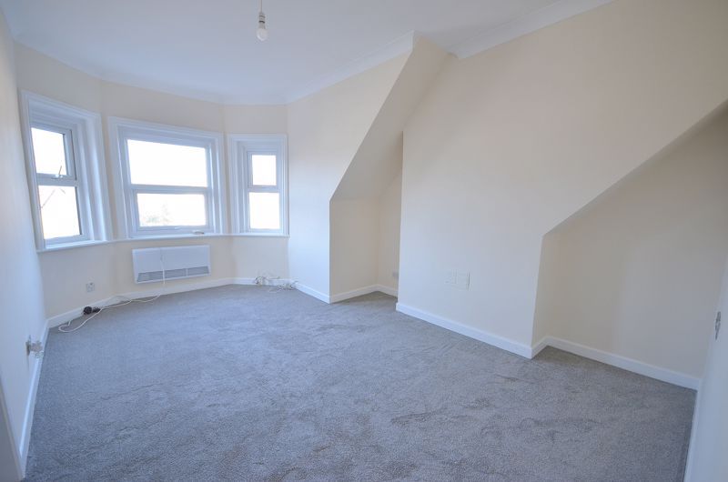 2 bed flat to rent in Holdenhurst Road, Bournemouth BH8, £900 pcm