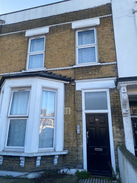 Studio to rent in Brownhill Road, London SE6, £950 pcm
