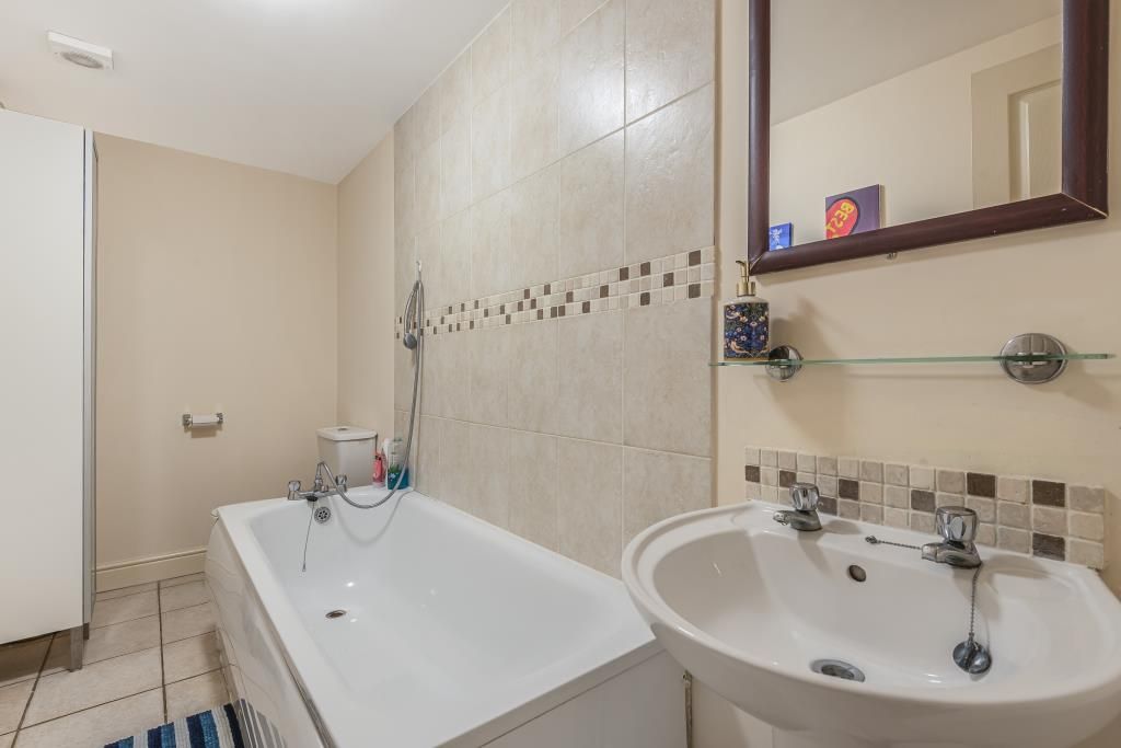 2 bed flat for sale in Chesham, Buckinghamshire HP5, £280,000