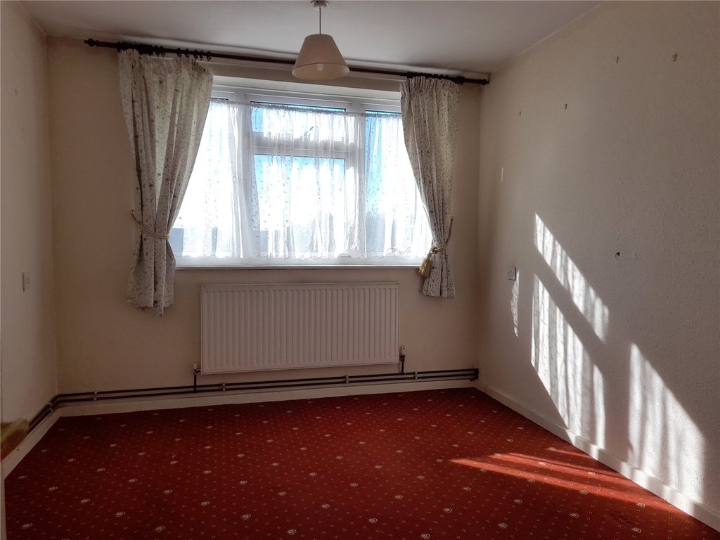 1 bed flat for sale in Eden Close, Slough, Berkshire SL3, £195,000