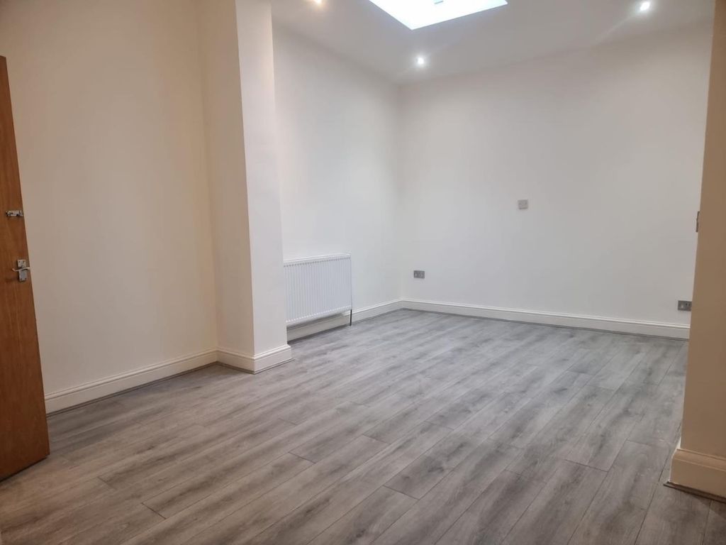 Room to rent in Etchingham Park Road, London N3, £1,100 pcm