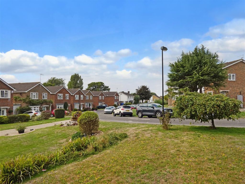 3 bed property for sale in Merryfield Crescent, Angmering, Littlehampton BN16, £415,000