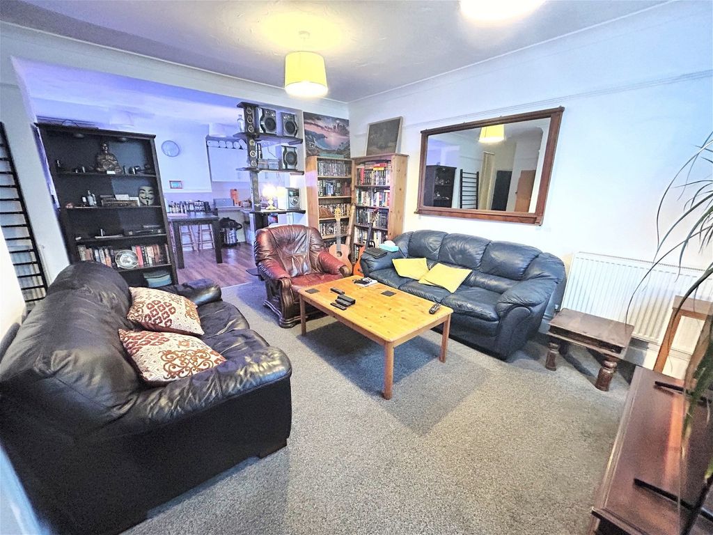 2 bed flat for sale in Easton Street, Portland DT5, £200,000