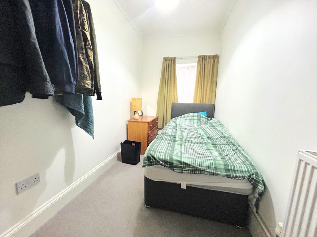 2 bed flat for sale in Easton Street, Portland DT5, £200,000