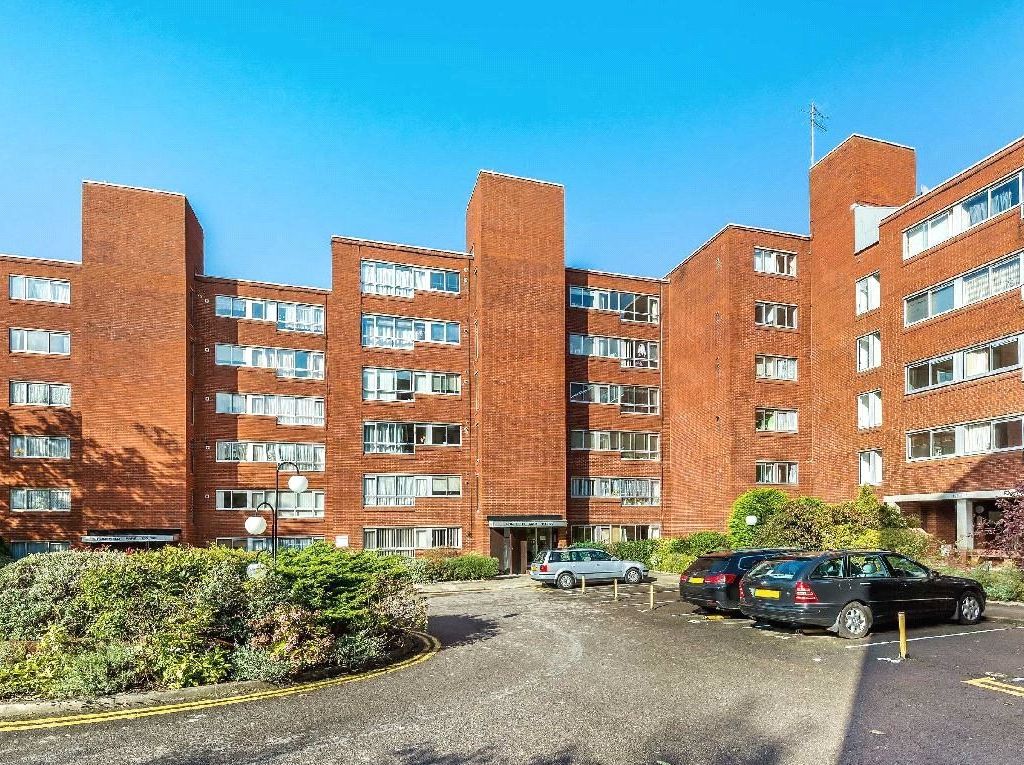 1 bed flat to rent in Homefield Park, Sutton, Surrey SM1, £1,300 pcm