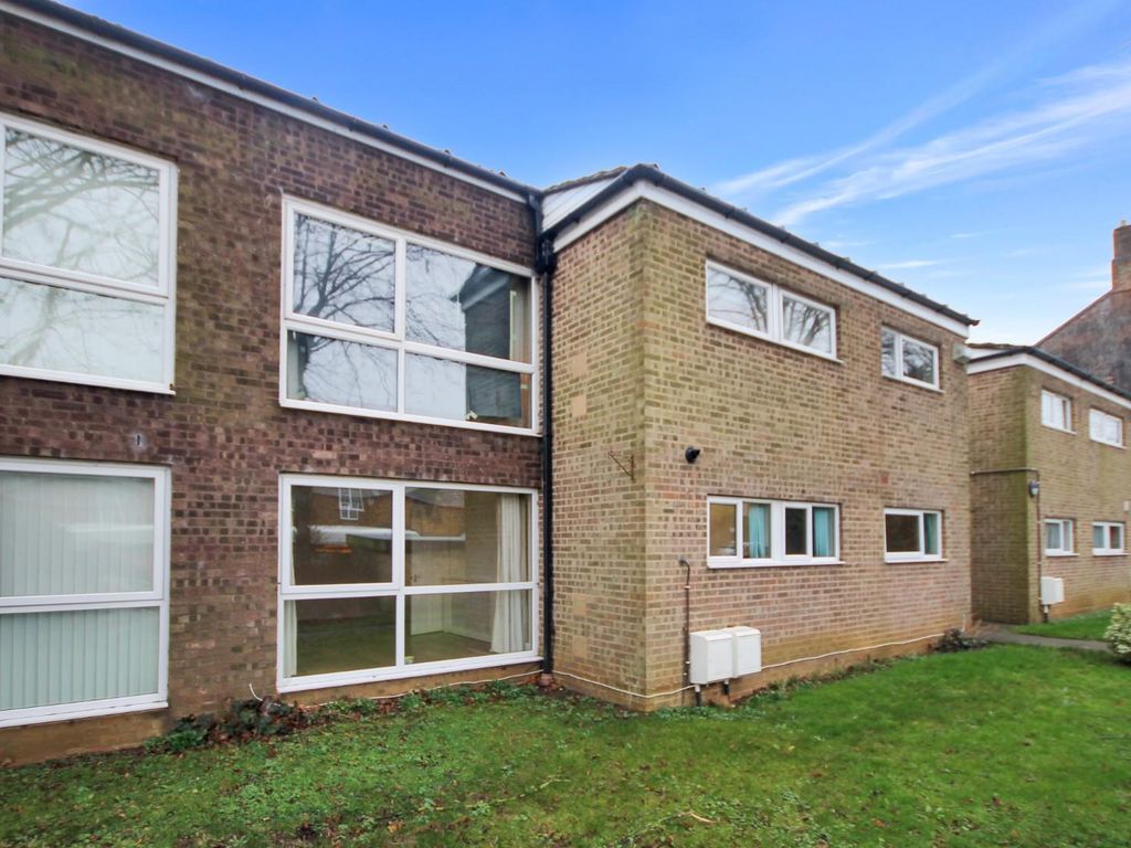 2 bed flat for sale in Lone Pine Court, Brixworth, Northampton NN6, £160,000