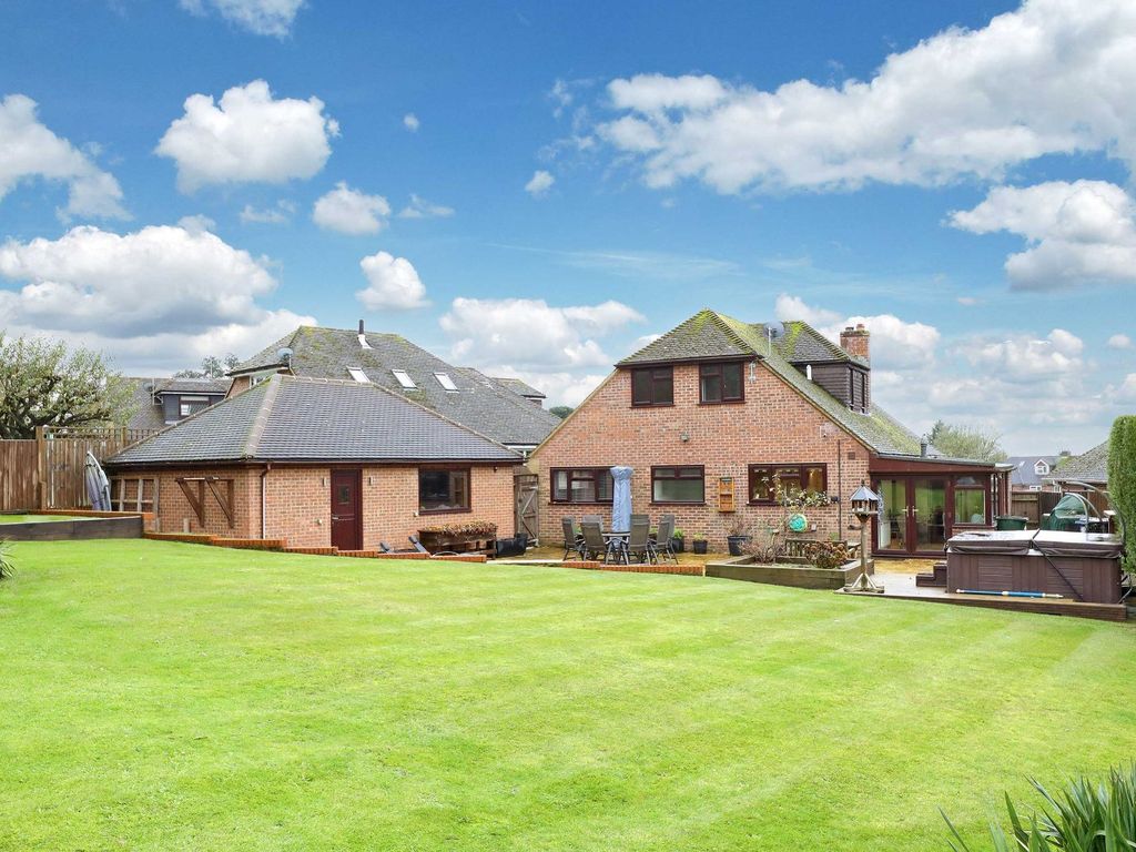 5 bed country house for sale in West Ridge, Bourne End SL8, £950,000