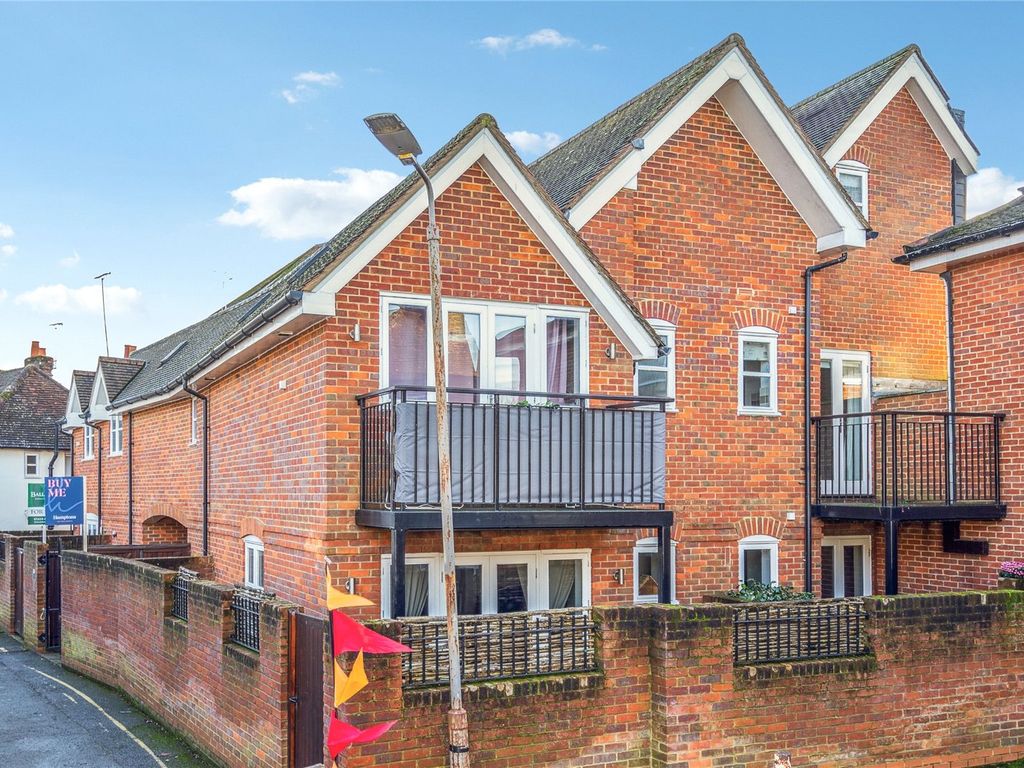 2 bed flat for sale in Crown Road, Marlow SL7, £325,000