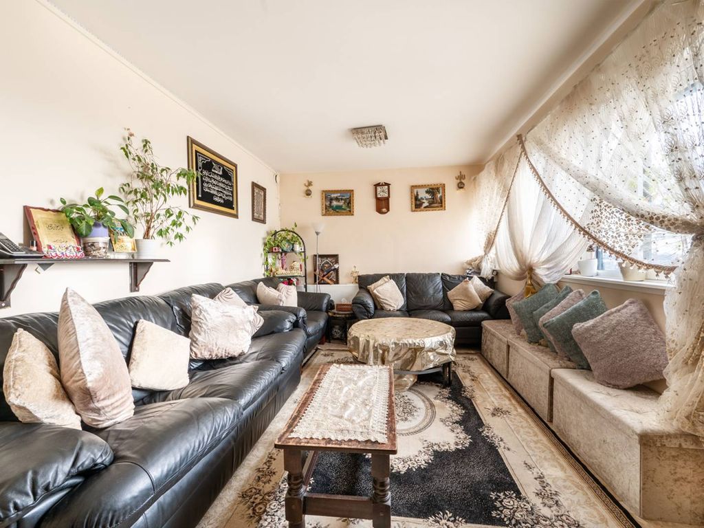 2 bed flat for sale in Golborne Gardens, Portobello, London W10, £550,000