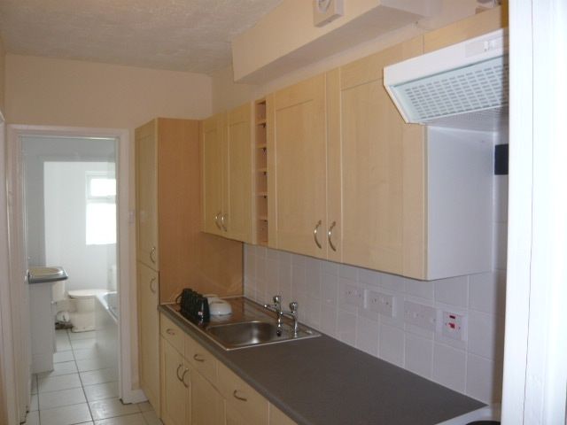 1 bed flat to rent in Northwood Road, Thornton Heath CR7, £1,250 pcm