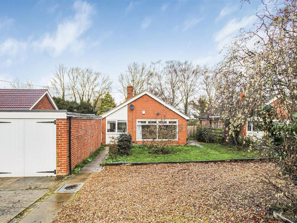 3 bed detached bungalow for sale in Church Road, Hauxton, Cambridge CB22, £465,000