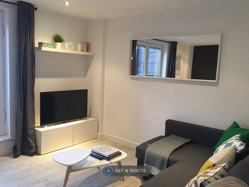 2 bed flat to rent in Yeoman Street, London SE8, £2,200 pcm
